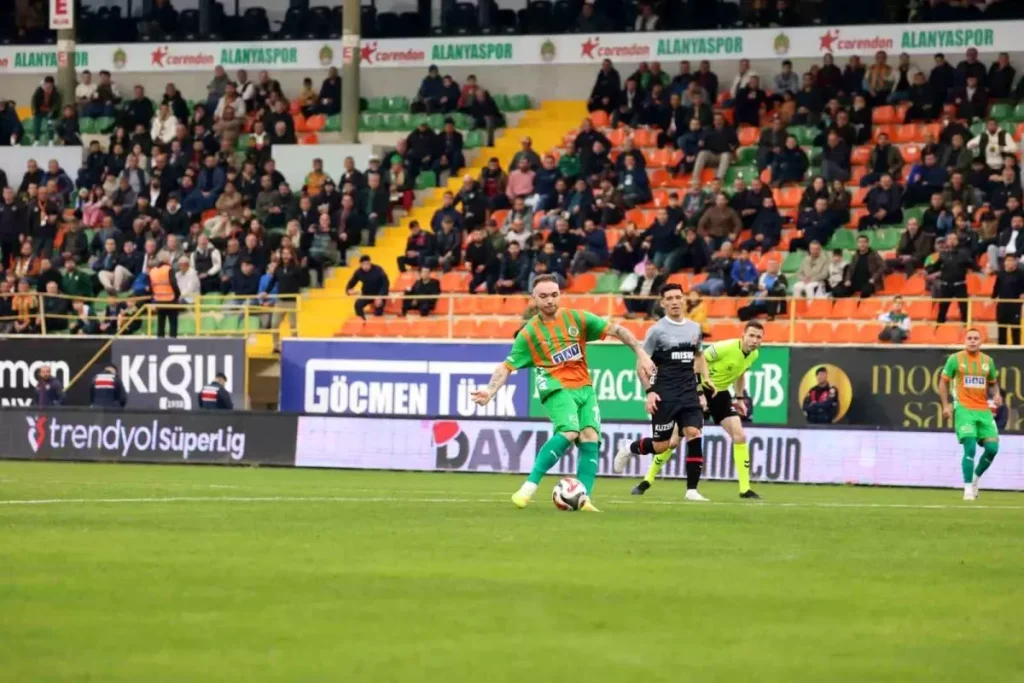 Alanyaspor, Karagümrük’ü 2-0 Mağlup Ederek 17. Hafta Zaferini Kapıya Getirdi