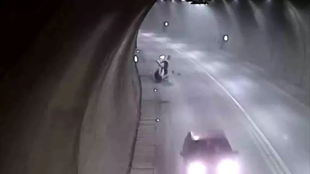 Amasya’da Motosiklet Takla Attı, Sürücü Hız Kesmeden Yoluna Devam Etti!