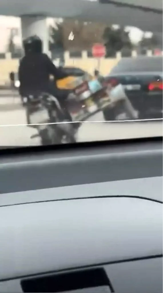 Trafikte Tüp Taşıyan Motosikletli Kamerada