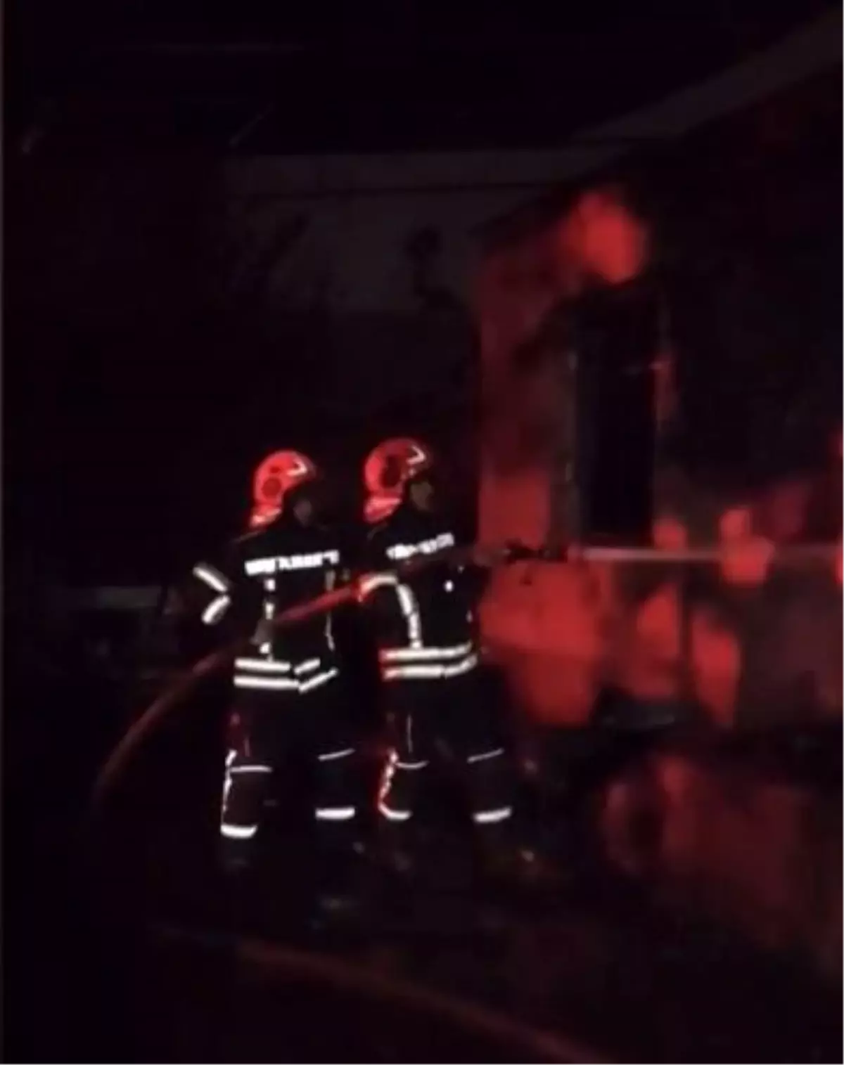 Tüplerin saklandığı ev alev aldı: Patlama anları kamerada