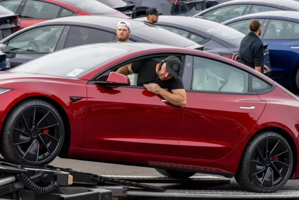 NHTSA, Tesla Model 3’te Acil Kapı Açma Sorununu İnceledi