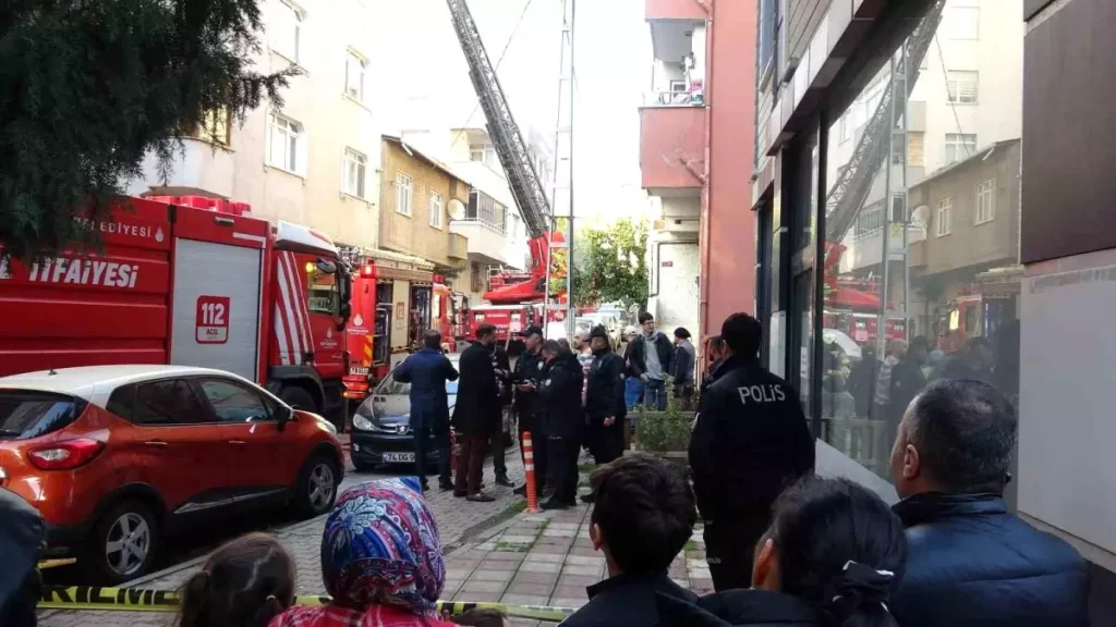 Tuzla’da Çatı Katında Çıkan Yangın Kontrol Altına Alındı