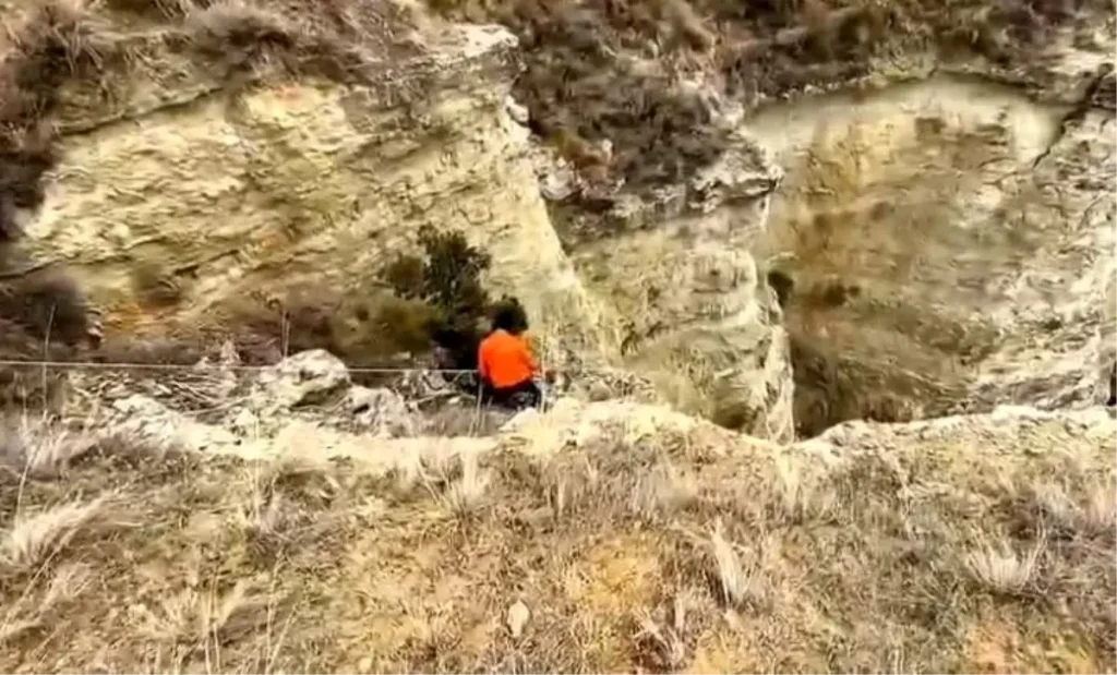 Burdur’da Avcılar Uçuruma Düşen Köpeği Kurtardı