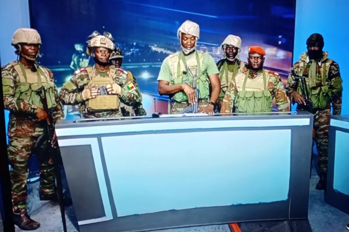 Ülkeyi sarsan darbe girişimi! Askerler soluğu devlet televizyonunda aldı