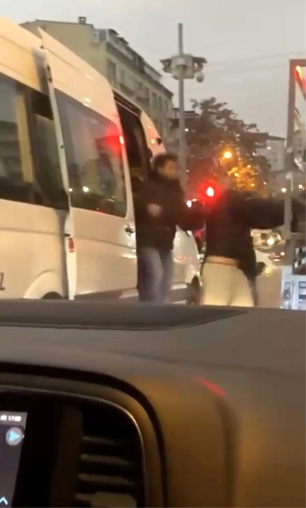 Ümraniye’de Trafikte Yumruklu Kavga Görüntülendi