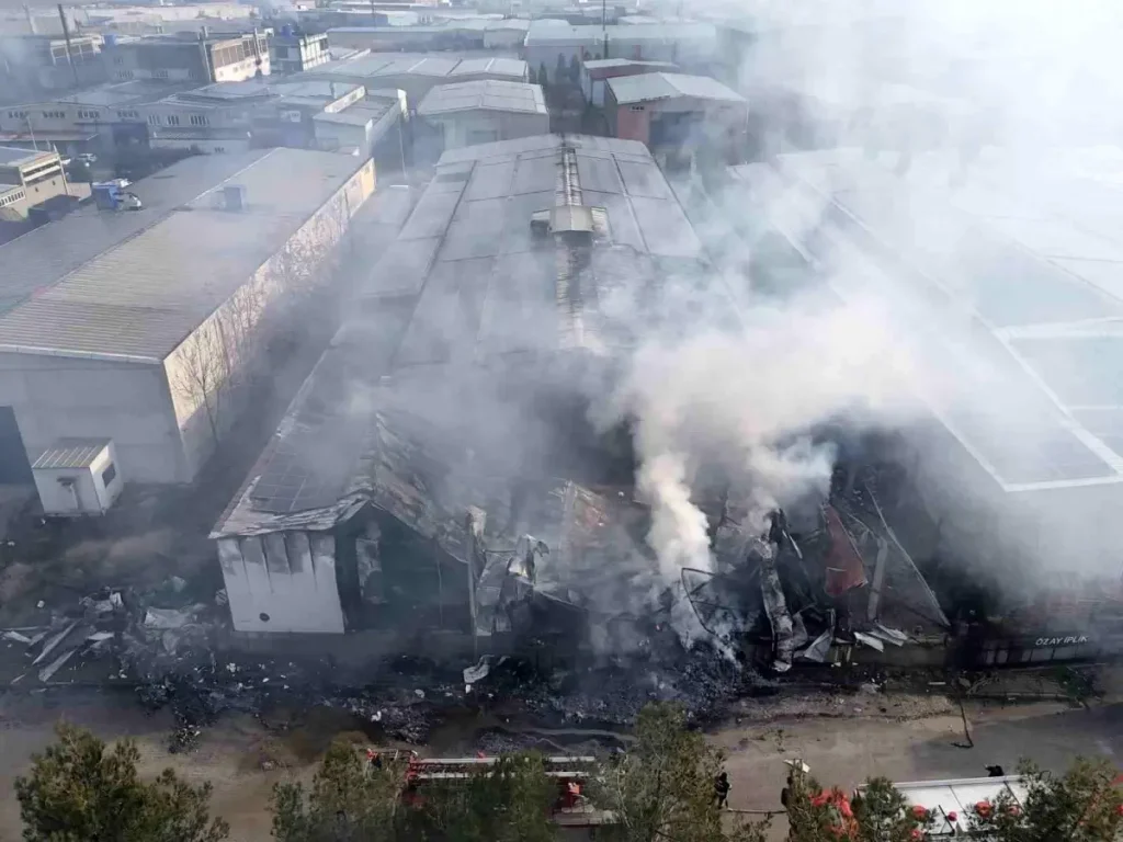 Uşak’ta İplik Fabrikasında Çıkan Yangın Kontrol Altına Alındı