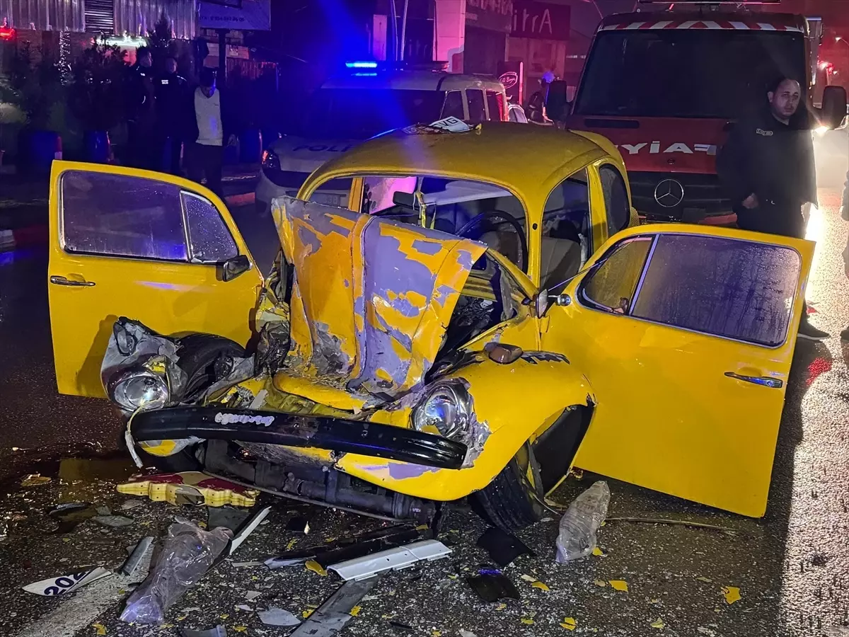 Uşak’ta Kıraç’ın Orkestrasına Çarpan Otomobilde 3 Kişi Yaralandı – Acil Müdahale ve Kritik Durum