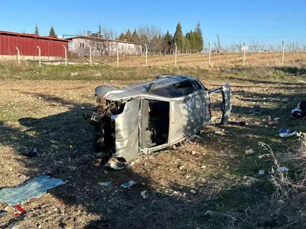 Uşak’ta Devrilen Otomobilde 5 Yaralı, Bebek de Kırbaç Oldu!
