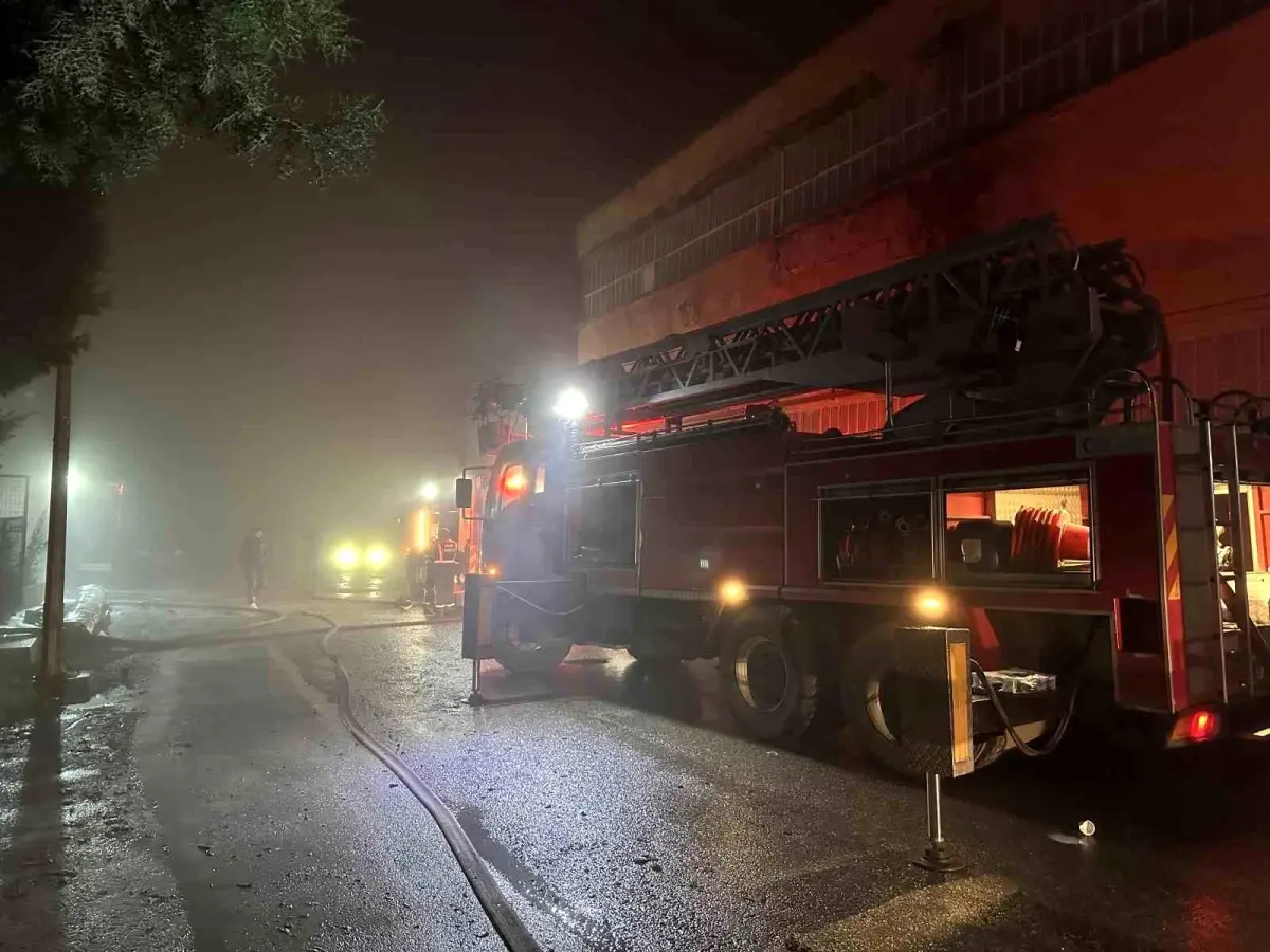 Uşak’ta Poşet Fabrikasında Şiddetli Yangın: İtfaiye Hızlı Müdahale ile Söndürdü