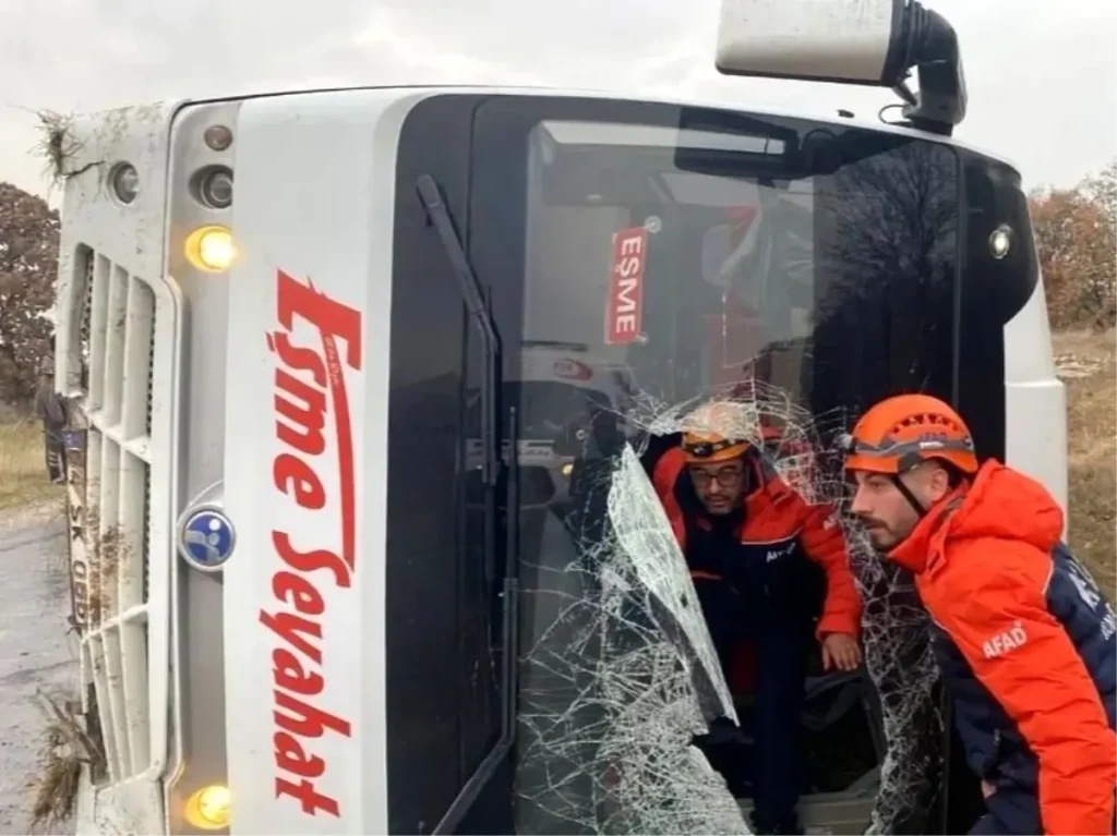 Uşak’ta Midibüs Kazası: 5 Yaralı