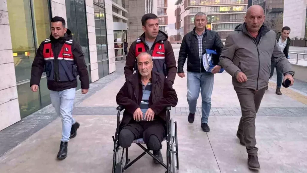 Ampute Hâkim, Tekerlekli Sandalyeyle 11 Yıl 7 Ay Hapis Cezasını Çekmek İçin Cezaevine Götürüldü