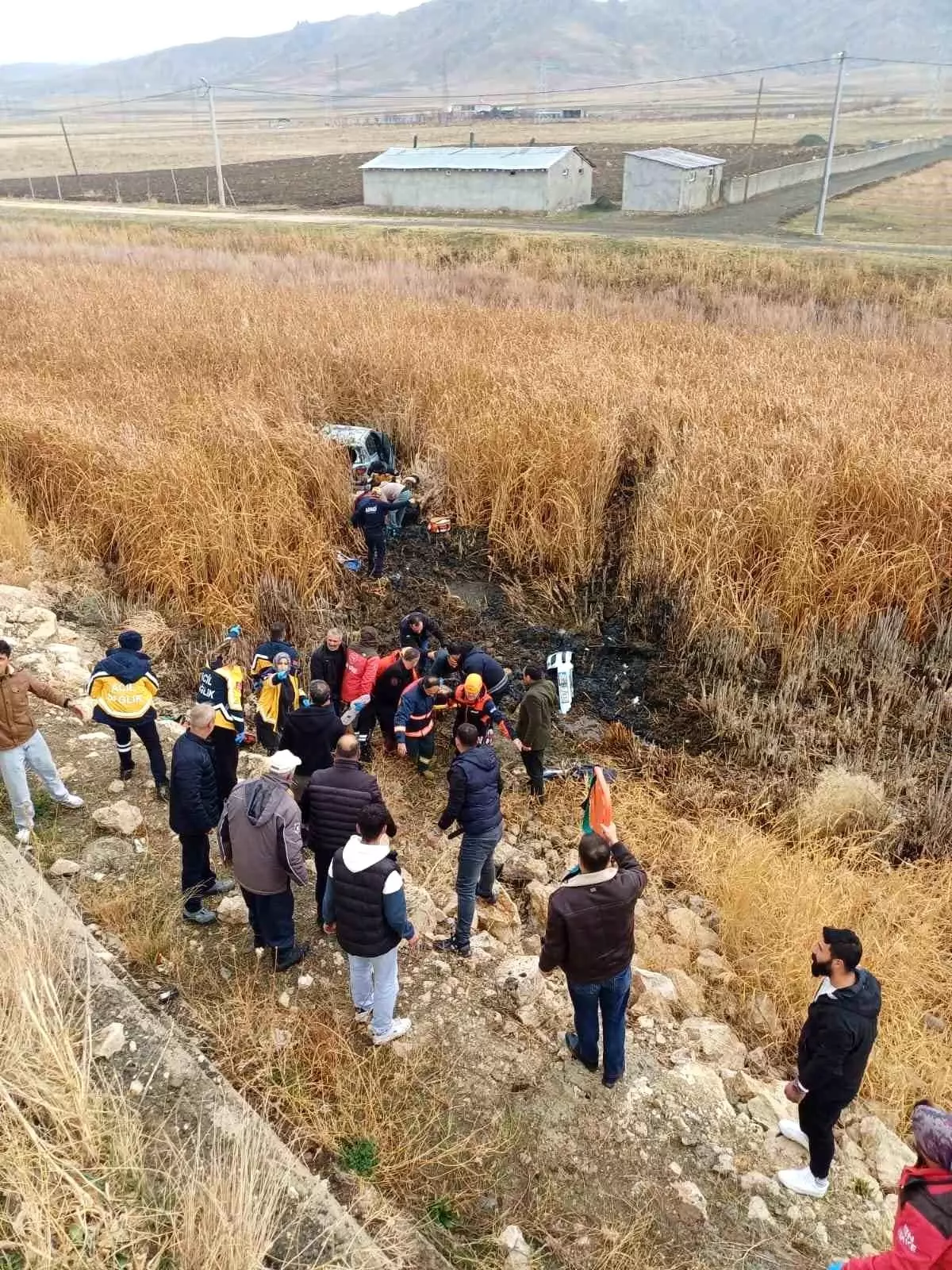 Van’da Takla Atan Araç Bataklığa Düştü