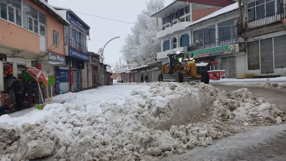 VAN’DA KAR YAĞIŞI NEDENİYLE 11 YERLEŞİM YERİNİN YOLU ULAŞIMA KAPANDI