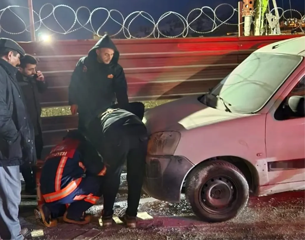 Edremit’te Park Halindeki Kamyonette Şiddetli Yangın