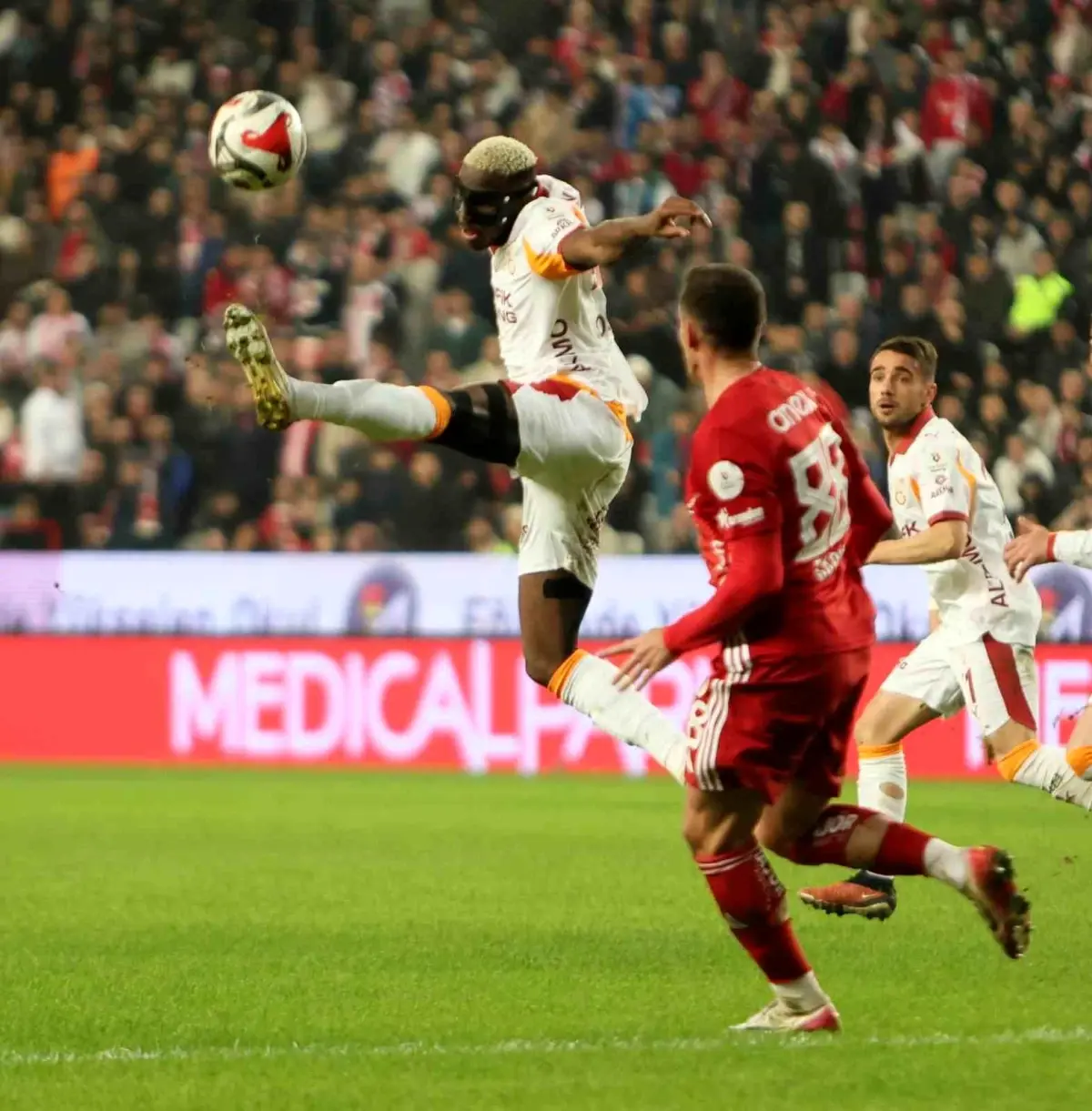 Osimhen’in Kritik Golü Antalyaspor’u 3-0’e Taşıdı!