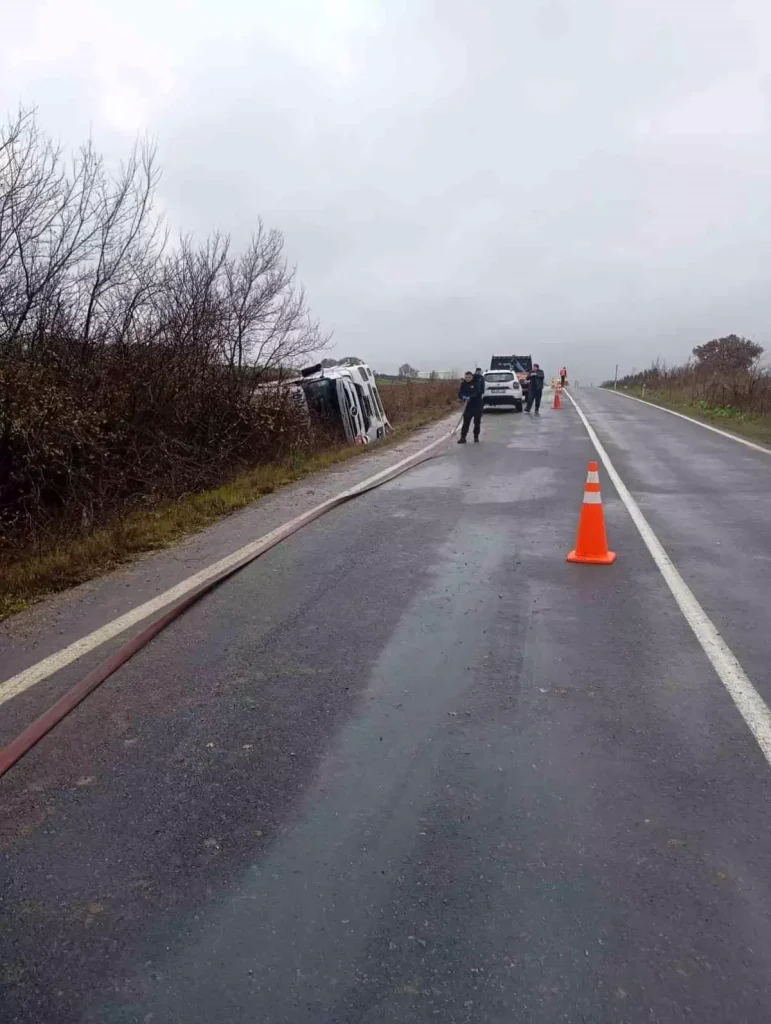 Kırklareli Vize’de Petrol Tankeri Devrildi: Mazot Sızıntısı Yol Kapandı