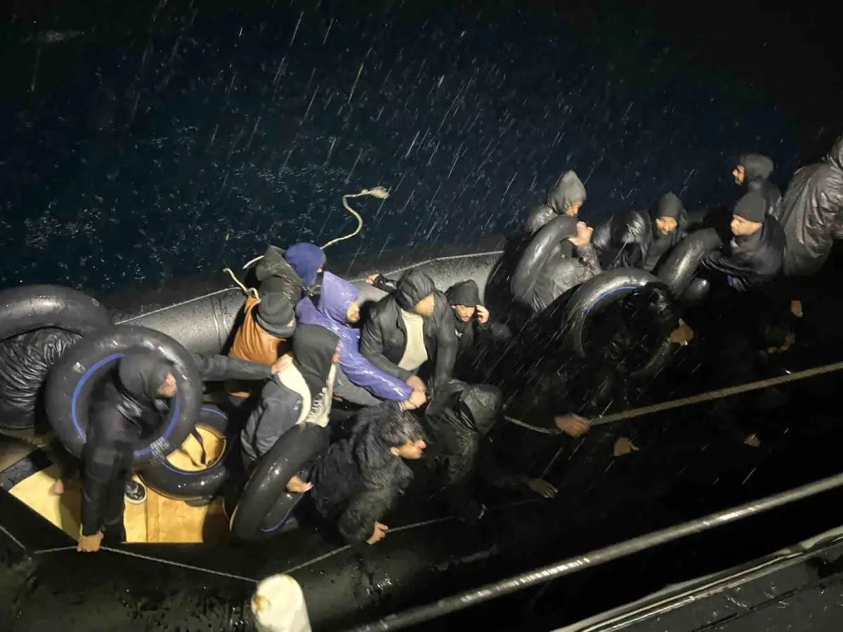 Karaburun’da 26 Düzensiz Göçmen Kurtarıldı – Şiddetli Yağmurda Kahraman Sahil Güvenliği