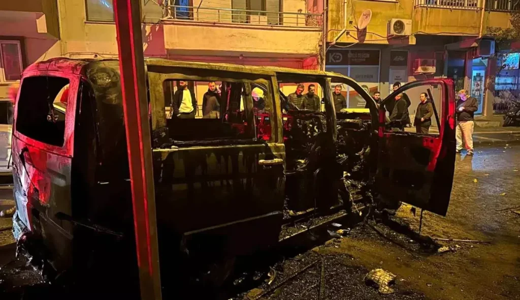 Park halindeki minibüs alev topuna dönüştü