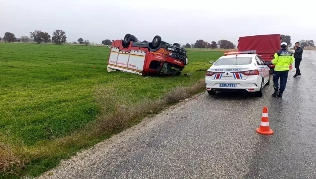 Kula’da Yangına Giden İtfaiye Aracı Takla Atarak Tarlaya Düştü: 1 İtfaiyeci Yaralı!