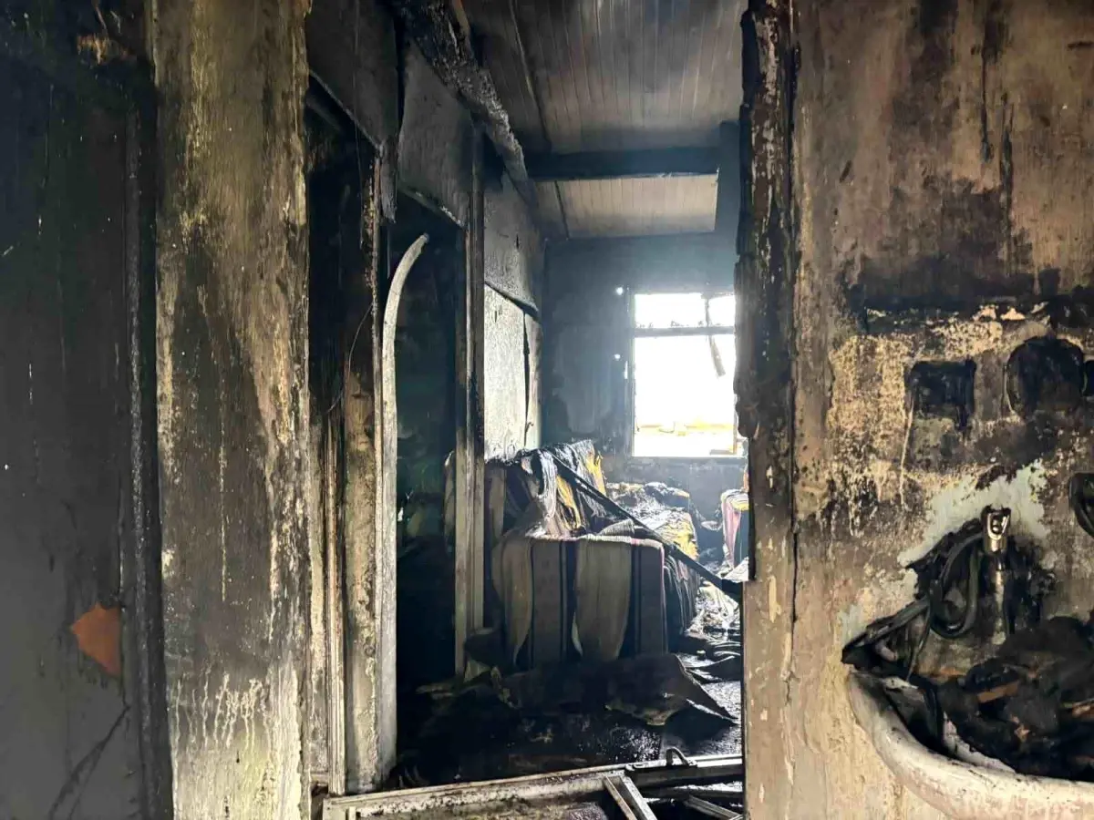 Dilovası’nda Prefabrik Ev Yangını: 63 Yaşındaki Asım Bal Hayatını Kaybetti