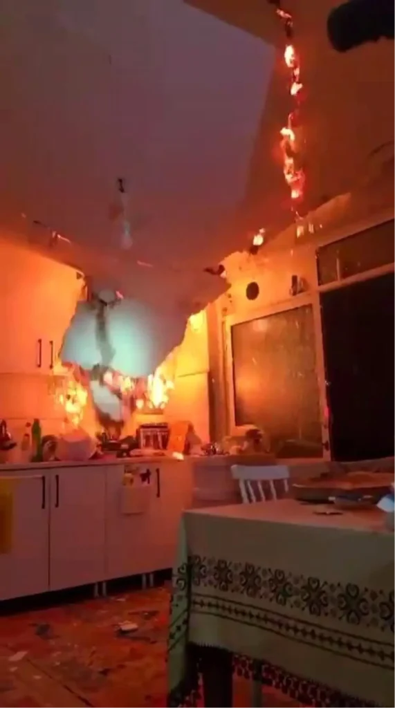 Yangında tavan çöktü, itfaiye ekipleri ölümden döndü… O anlar kameraya yansıdı