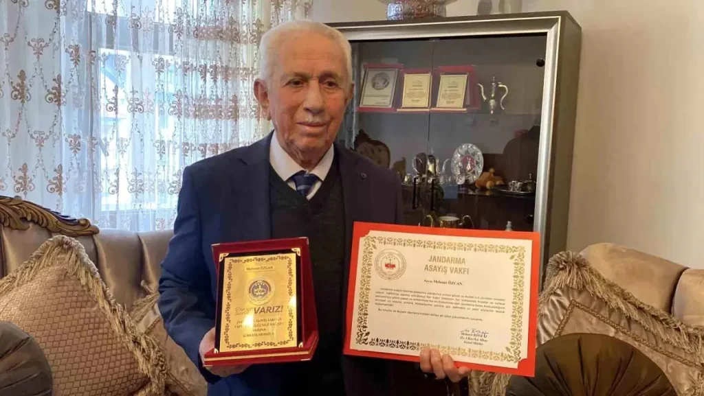 93 Yaşındaki Mehmet Özcan’dan Anlamlı Bağış: 10 Cumhuriyet Altını Jandarma Asayiş Vakfı’na
