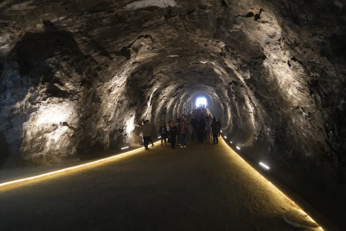 Yerin 150 Metre Altındaki Bu Mağarada Şifa Arıyorlar