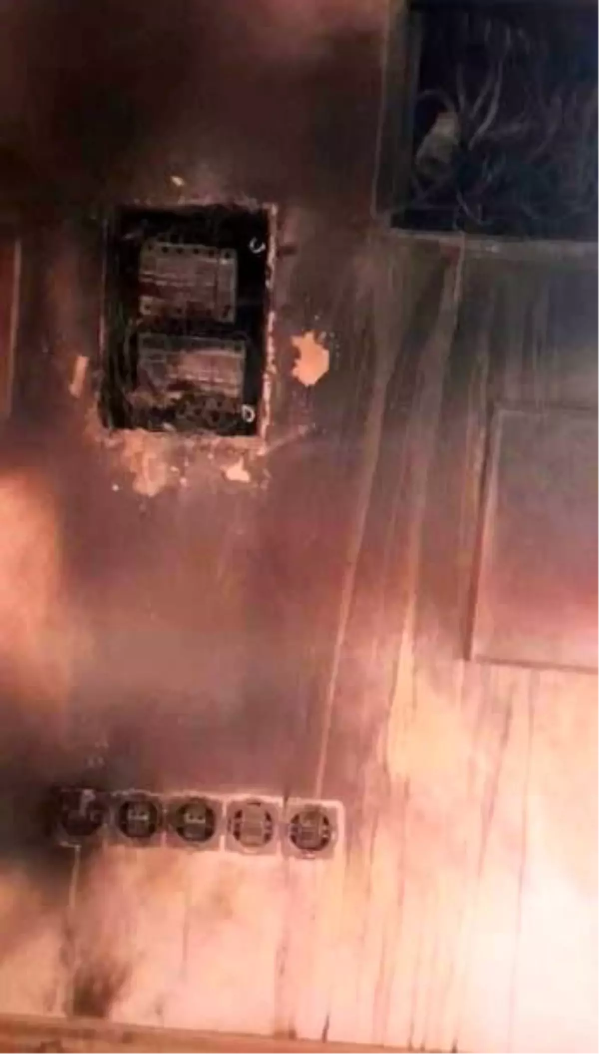 Denizli’de Kanal Camisi’ne Yıldırım Düştü, Elektrik Panoları Anında Alev Aldı