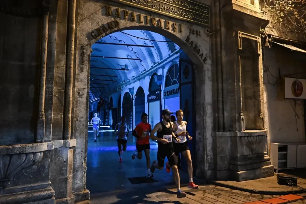 Kapalı Çarşı Gece Koşusu Gerçekleşti: 1500 Sporcu Tarihi Mekanda Yarıştı