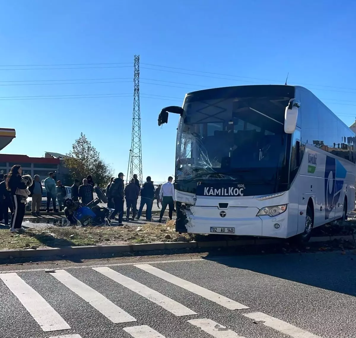 Adıyaman’da Otobüs‑Traktör Çarpışması: 1 Yaralı