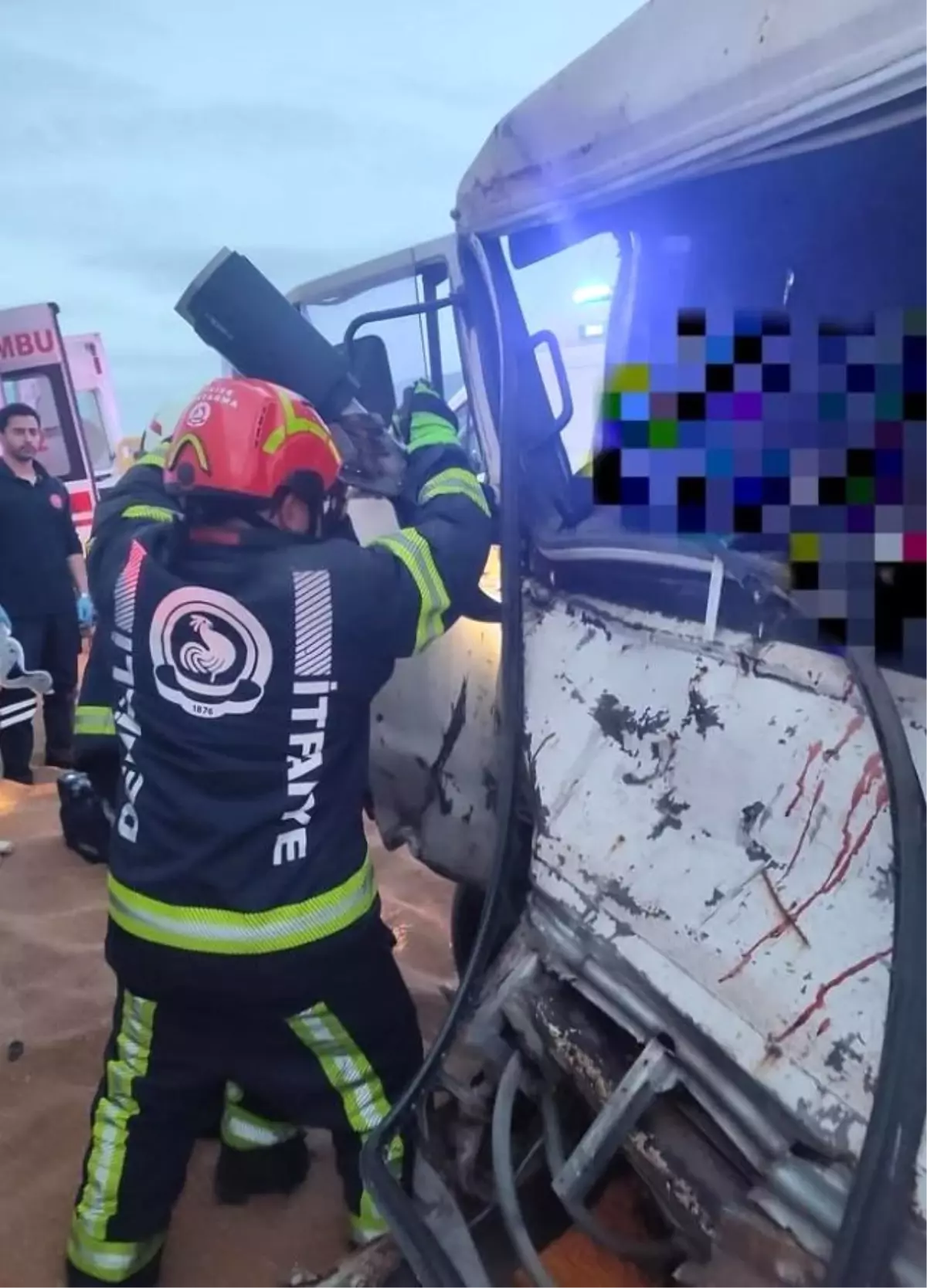 Kontrolden Çıkan Kamyonet, Pamukkale’de Seyir Halindeki Tırayı Çarptı: Sürücü ve Yolcu Ağır Yaralı