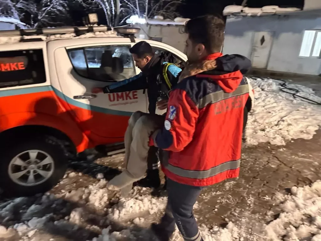 Karla Kaplı Yolda Solunum Sıkıntısı Geçiren Yaşlı Adam Kurtarıldı