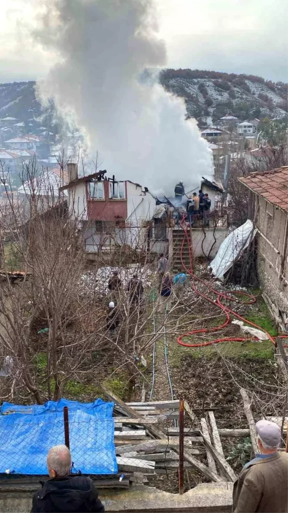 Yozgat’ta Binada Çıkan Yangında Yoğun Duman Gökyüzünü Kapladı