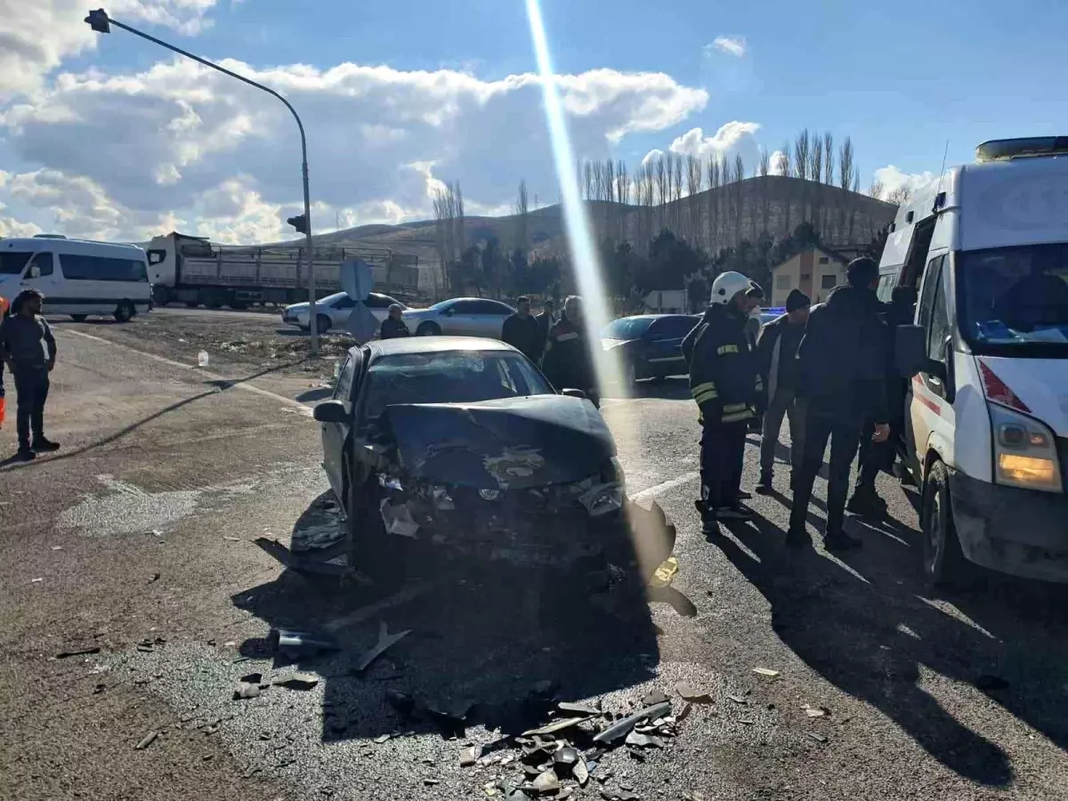 Yozgat Şefaatli Kavşağında Otomobil ve Hafriyat Kamyonu Çarpıştı, 5 Yaralı