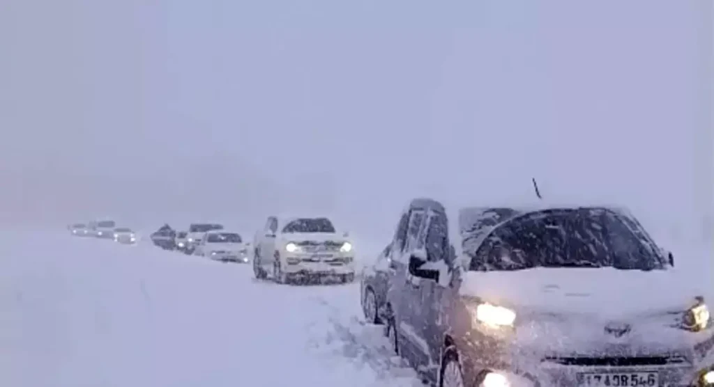 Yüksekova’da kar esareti: Tipi yolları kapattı, onlarca araç mahsur kaldı