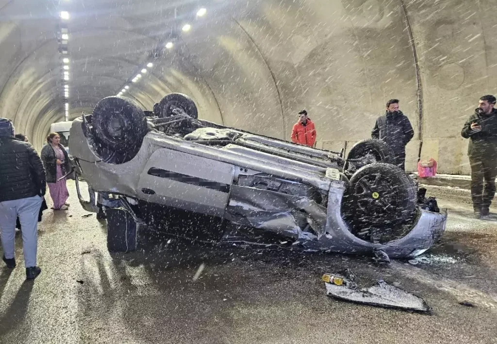 Yüksekova’da Gizli Buzlanma Nedeniyle Takla Attıran Otomobilde 3 Yaralı