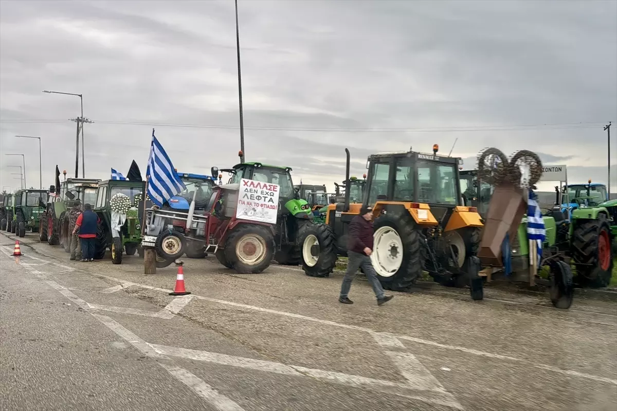 Yunan Çiftçi Eylemleri İpsala Sınır Kapısını Kapatıyor, Tır Trafiği Kapıkule ve Hamzabeyli’ye Kayıyor