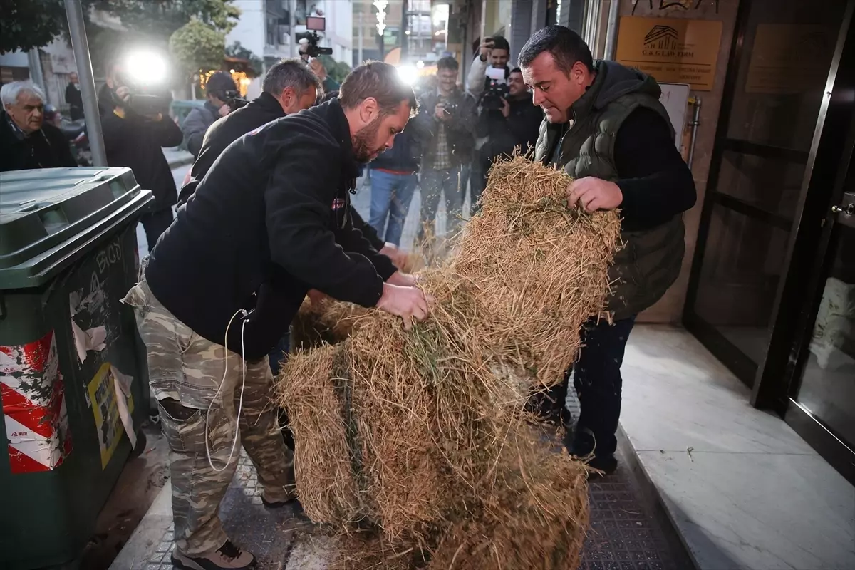 Yunan Çiftçiler Hükümete Karşı Eylemde
