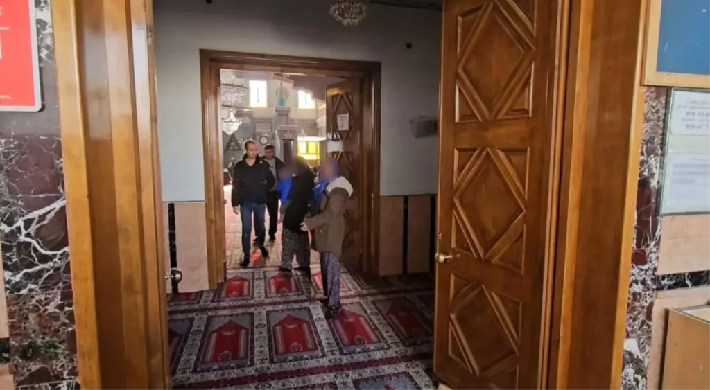 Zabıtayı gören dilenciler camiye kaçıp cemaatin arasına karıştı