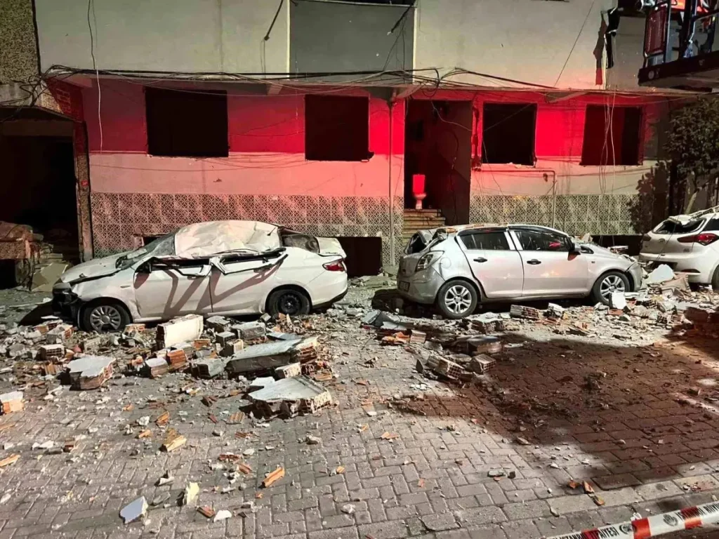 Zeytinburnu’nda Beton Parçaları Araçlara Düştü