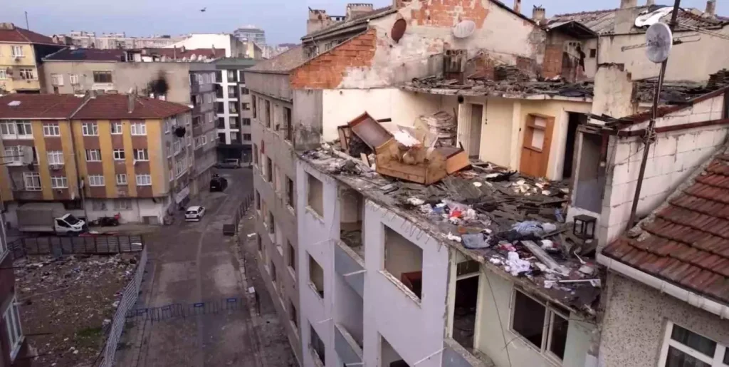 Zeytinburnu’nda Çatı Çökmesi: Üç Araç Ağır Hasar Aldı