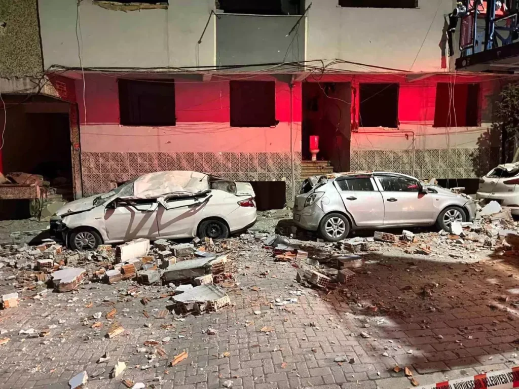 Zeytinburnu’nda Kentsel Dönüşüm Çatısından Düşen Beton Parçaları 3 Aracı Hurdaya Çevirdi