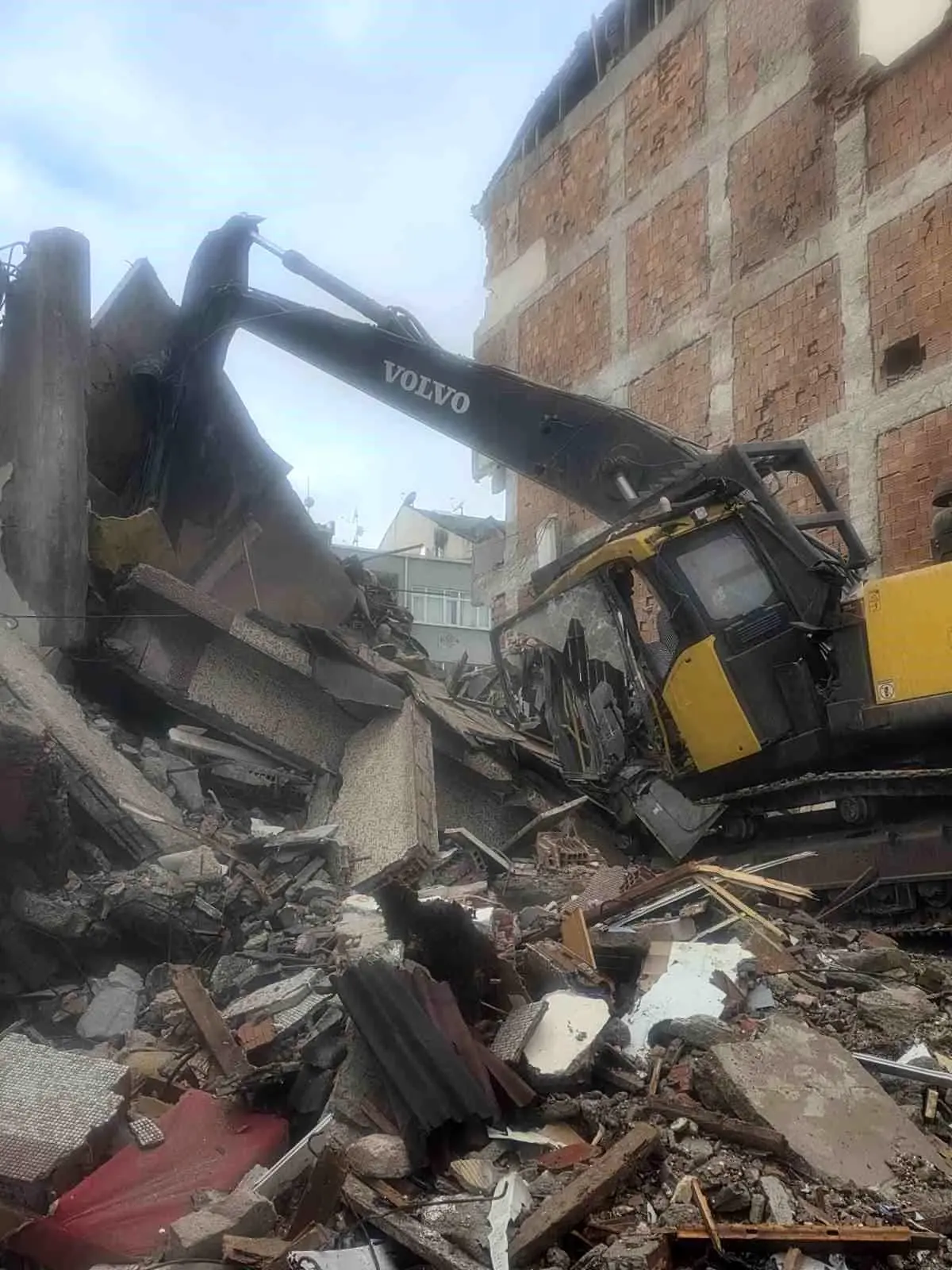 Zeytinburnu’nda yıkım sırasında beton parçaları iş makinesine düştü: Operatör yaralandı