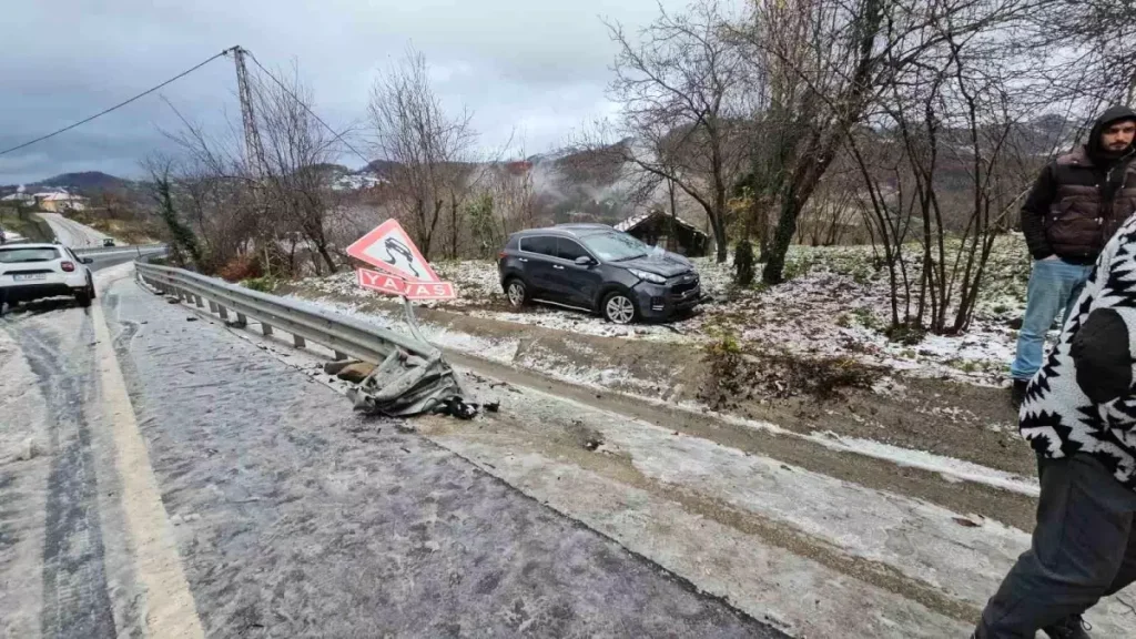 Zonguldak’ta Kar Yağışı Altında Şok Kaza: 2 Yaralı ve Araç Ters Döndü