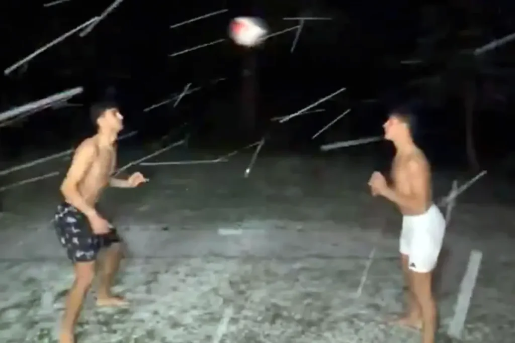 Arda Güler ve Yiğit Efe Demir, Karda Üstsüz Futbolla Sosyal Medyada Fırtına Gibi Esirgedi