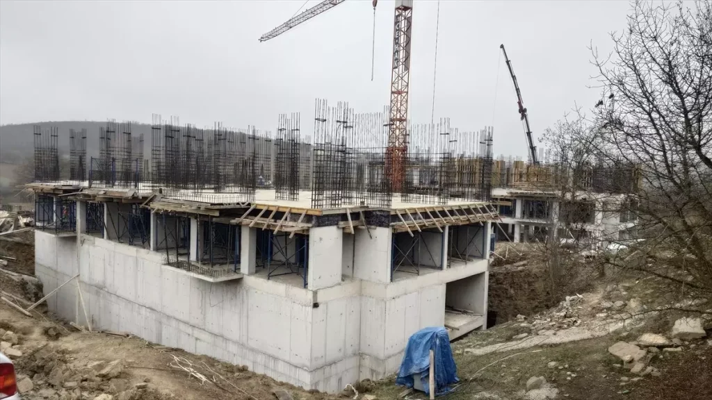 TOKİ, Asarcık’ta 71 Konut ve Ticaret Merkezi İnşaatına Hız Kesmeden Devam Ediyor