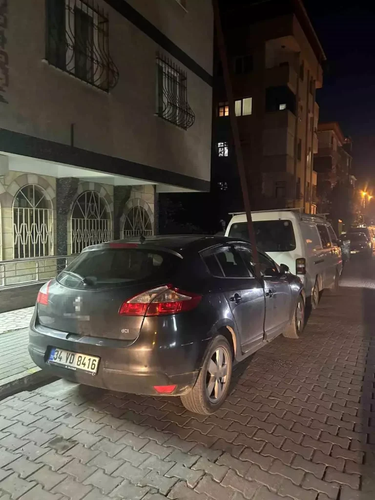 Avcılar’da Şiddetli Rüzgar Demir Çubuğu Otomobile Sapladı