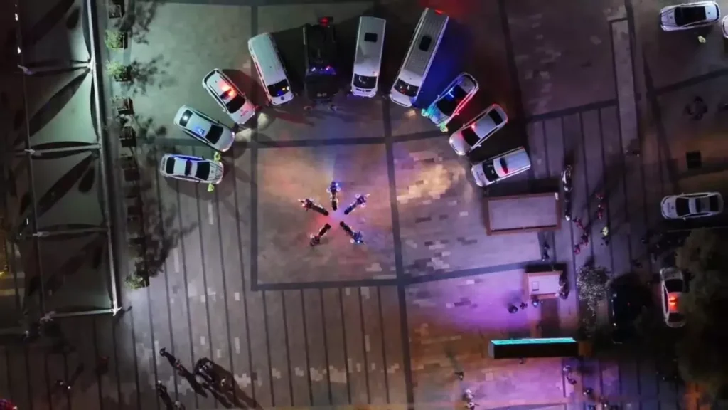 Polis Araçlarıyla Ay Yıldız Figürü