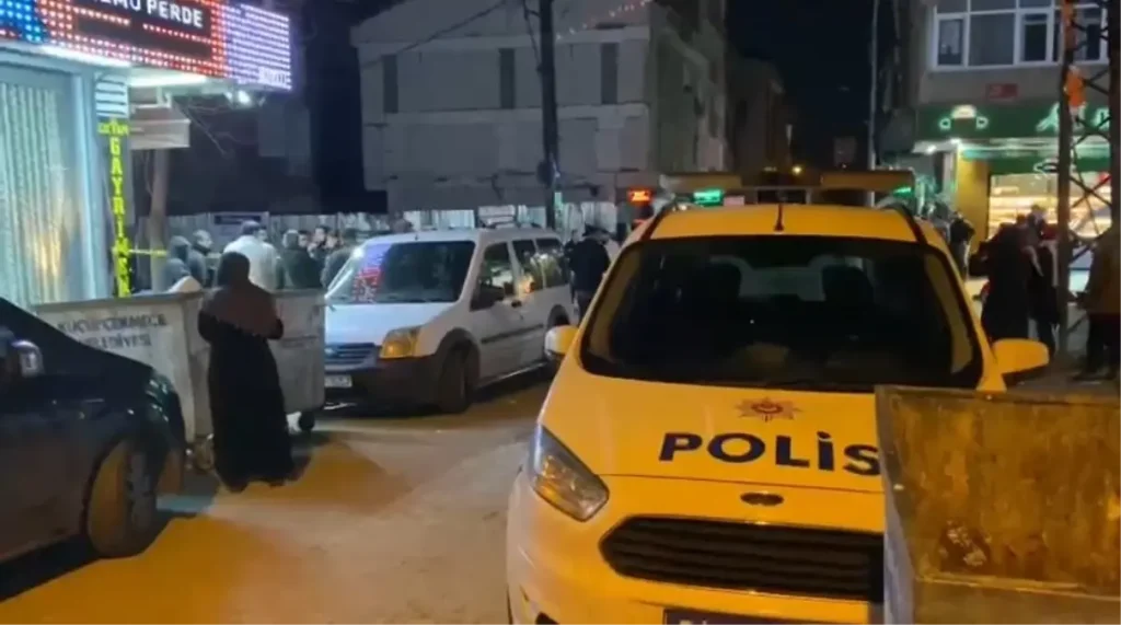 Kuruyemiş Dükkanında Şiddetli Kavga: 46 Yaşındaki Adam Kafasını Kaldırıma Çarparak Ağır Yaralandı