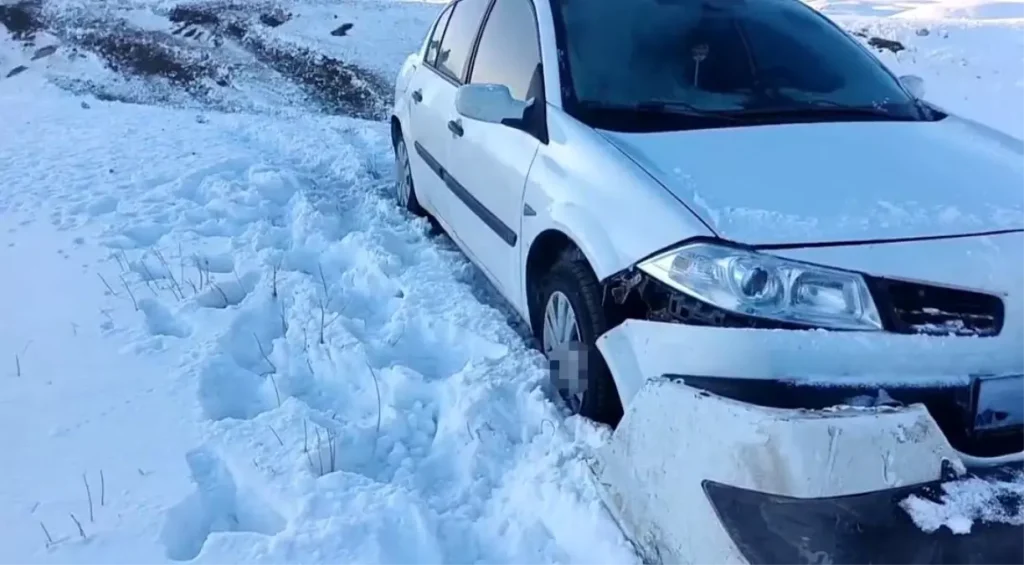 Başkale’de Buzlanma Nedeniyle Şarampole Düşen Otomobil